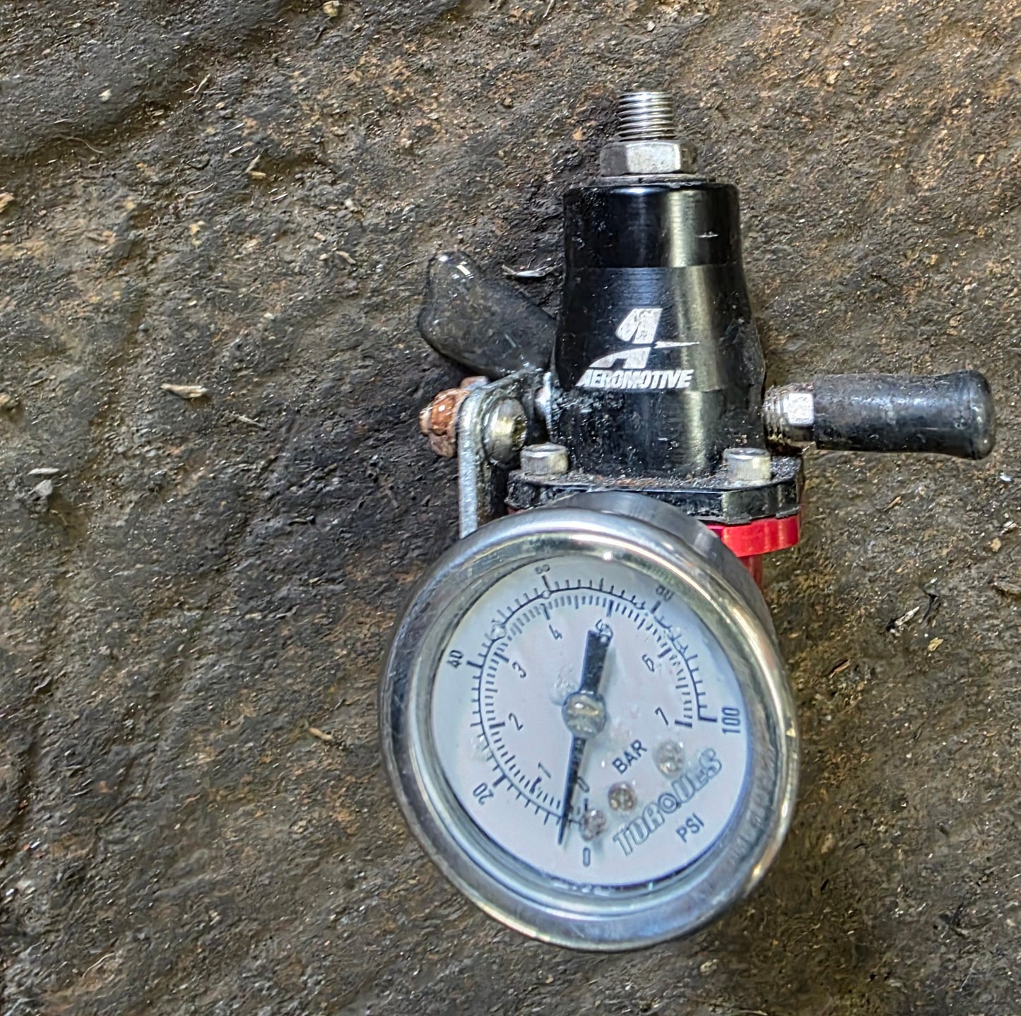 aeromotive universal fuel pressure regulator with torques fuel gauge