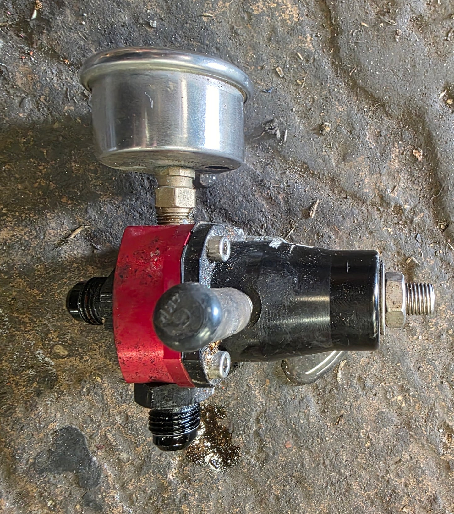 aeromotive universal fuel pressure regulator with torques fuel gauge