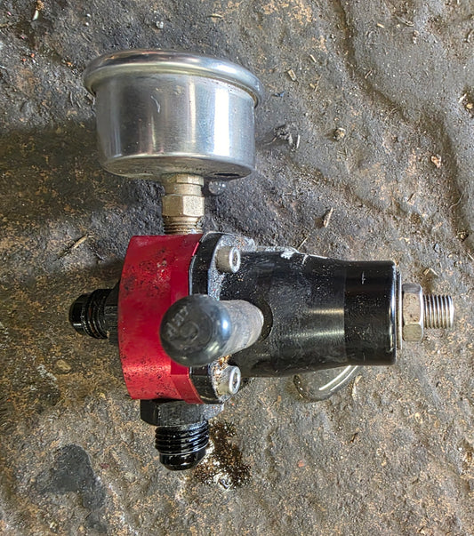 aeromotive universal fuel pressure regulator with torques fuel gauge