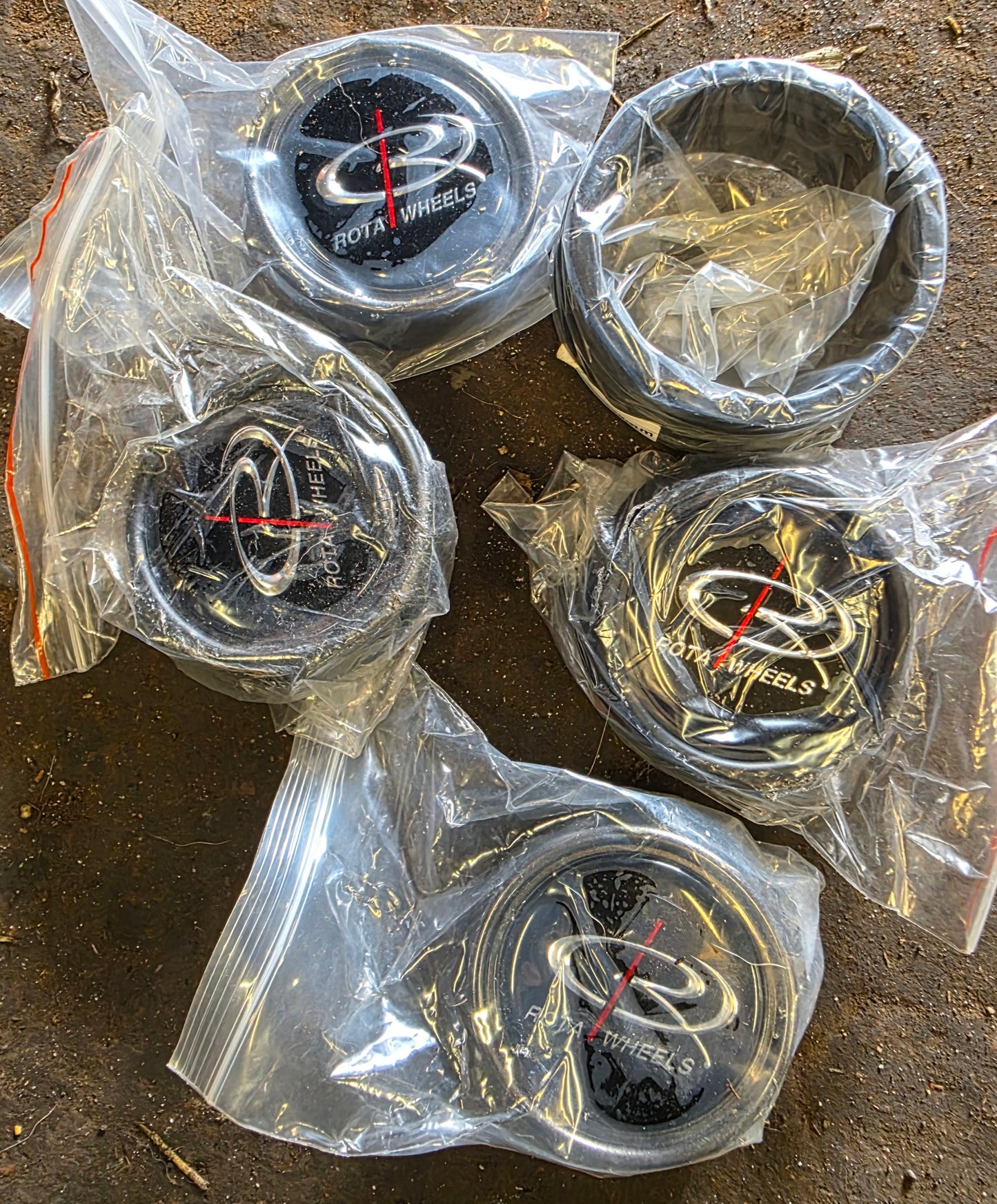 Brand new Rota centre caps x 4 with 4 x spigot rings