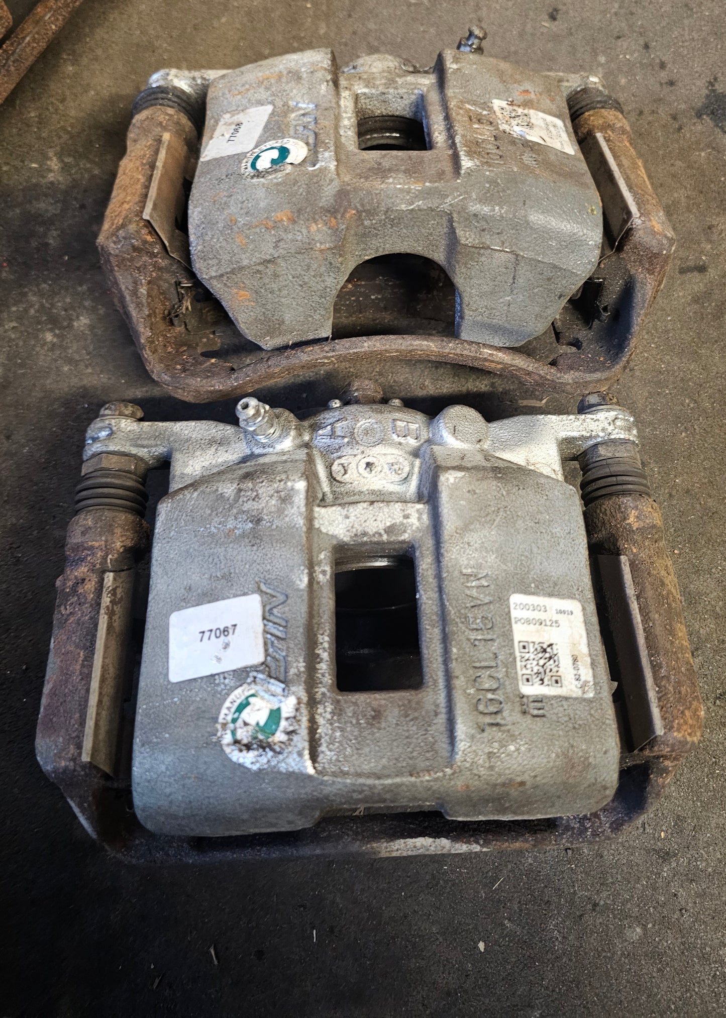 Unknown Honda front brake caliper pair possibly accord