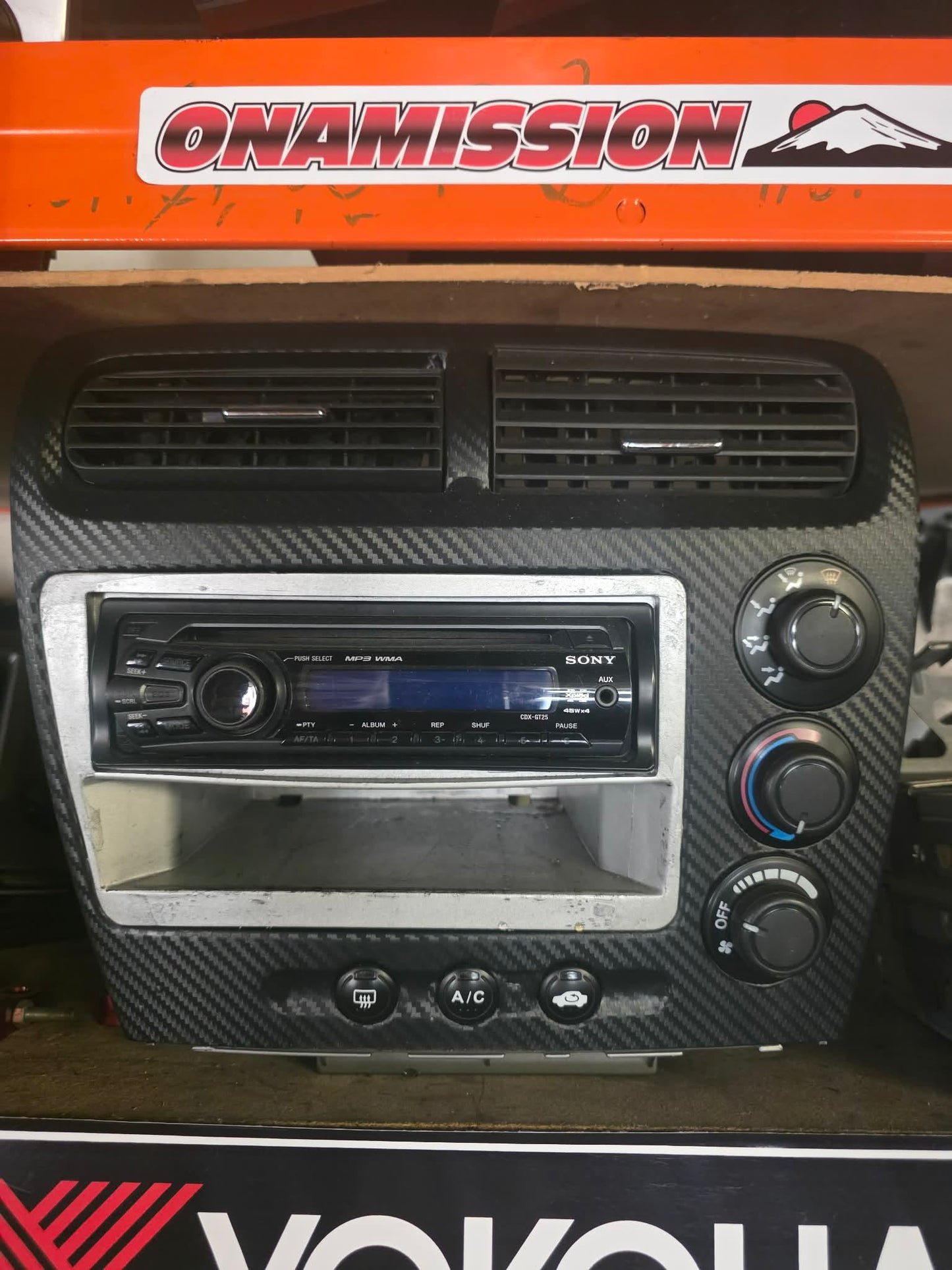 Ep3 single din in carbon look surround