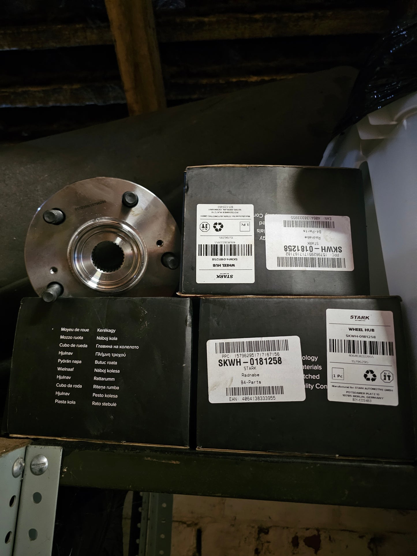 Brand new pair of rear wheel bearing SKWH-0181258